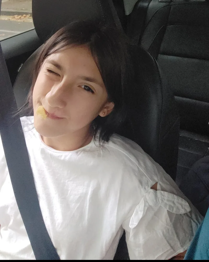 Nuestra hija en 2026, guiñando un ojo en el coche